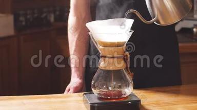 咖啡室的咖啡师正在泡咖啡